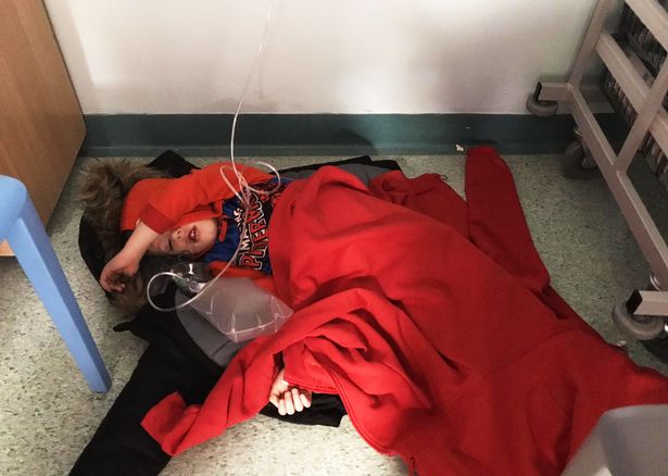 Η φωτογραφία που δεν ήθελε να δει ο Μπόρις Τζόνσον: ένα άρρωστο παιδί κοιμάται καταγής σε νοσοκομείο