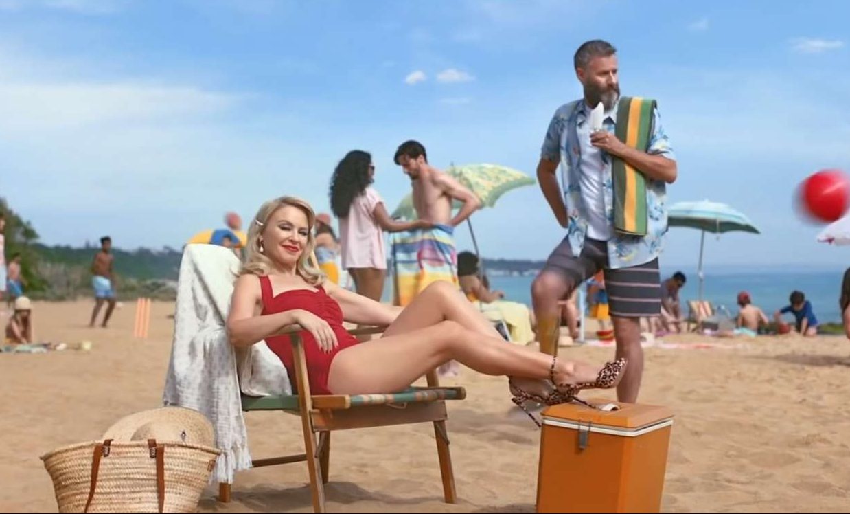 Απόδραση από το Brexit στην Αυστραλία προτείνει η Κάιλι Μινόγκ