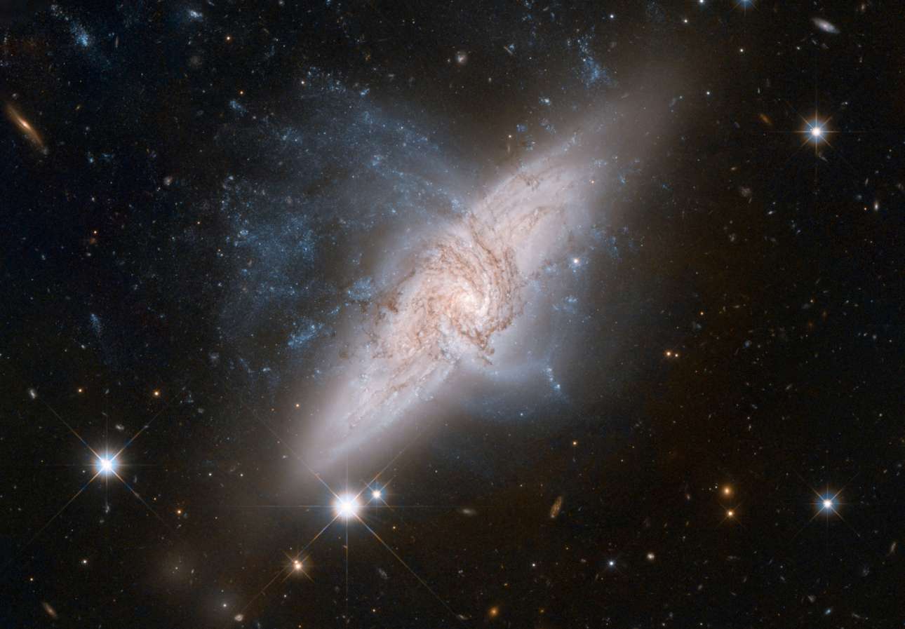 «Γαλαξιακή επικάλυψη». Ενα σχετικά σπάνιο αλλά εξαιρετικά εντυπωσιακό κοσμικό φαινόμενο κατέγραψε με τον φακό του το Hubble. Σε απόσταση 117-140 εκ. ετών φωτός από εμάς στον αστερισμό της Υδρας βρίσκονται δύο γαλαξίες η τροχιά των οποίων τους έχει ευθυγραμμίσει με τρόπο τέτοιο ώστε να μην ξεχωρίζουν στον φωτογραφικό φακό και να μοιάζουν σαν ένα κοσμικό σώμα. Οι επιστήμονες μελετούν με προσοχή το γεγονός αυτό αφού παράγει μια σειρά από ενδιαφέροντα φαινόμενα τα οποία επεκτείνουν τις γνώσεις μας για τους μηχανισμούς του Σύμπαντος.
