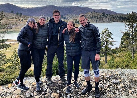 «Γιορτές σημαίνει οικογένεια» – η ανάρτηση Μητσοτάκη από το Μέτσοβο