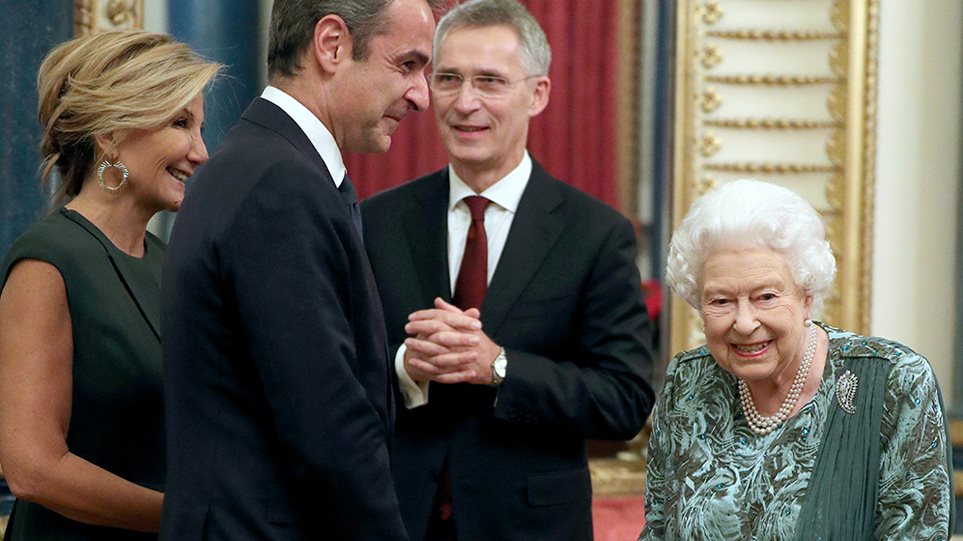 Στο παλάτι του Μπάκιγχαμ με την Ελισάβετ Β’ ο Κυριάκος και η Μαρέβα Μητσοτάκη