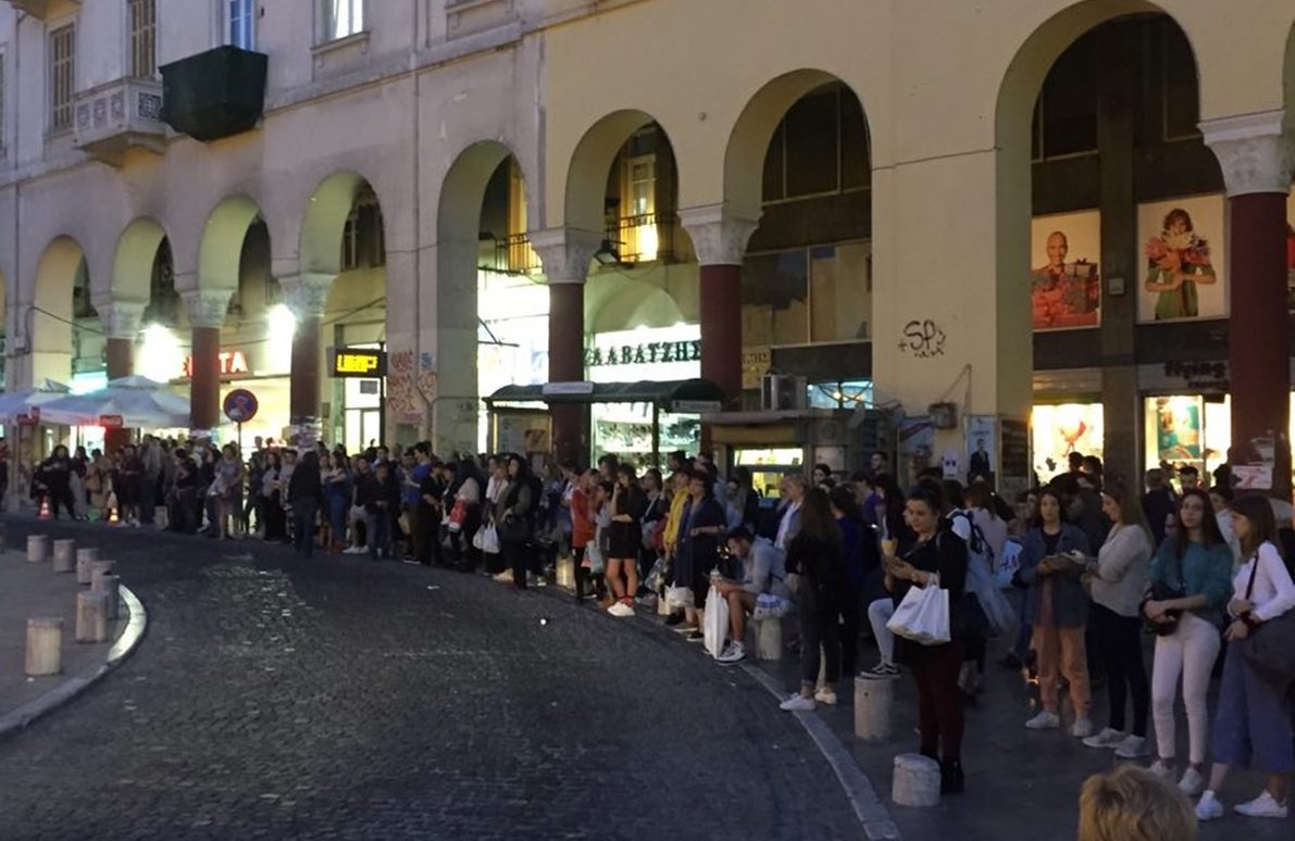 Θεσσαλονίκη: Εσπασε τζάμι σε πόρτα λεωφορείου λόγω υπερπληρότητας!