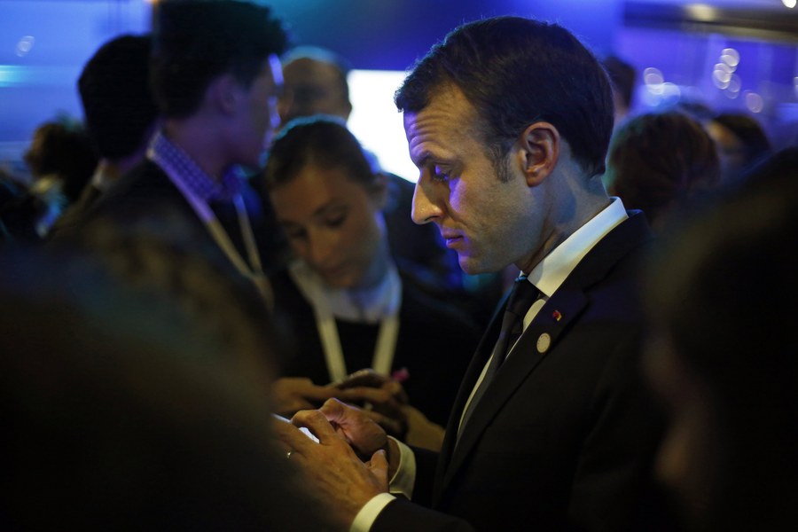 Παρίσι: «Δεν έχει σεξ απόψε αγάπη μου, μου στέλνει μηνύματα ο Μακρόν»