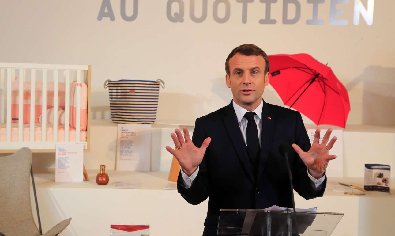 Διαδηλωτές πολιόρκησαν θέατρο όπου βρισκόταν ο Μακρόν