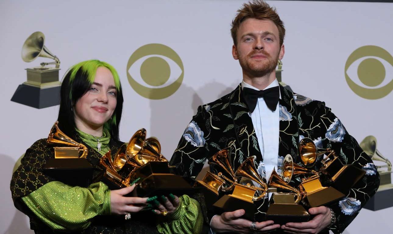 Βραβεία Grammy: Θρίαμβος της 18χρονης Μπίλι Αϊλις στη σκιά του θανάτου του Κόμπι Μπράιαντ
