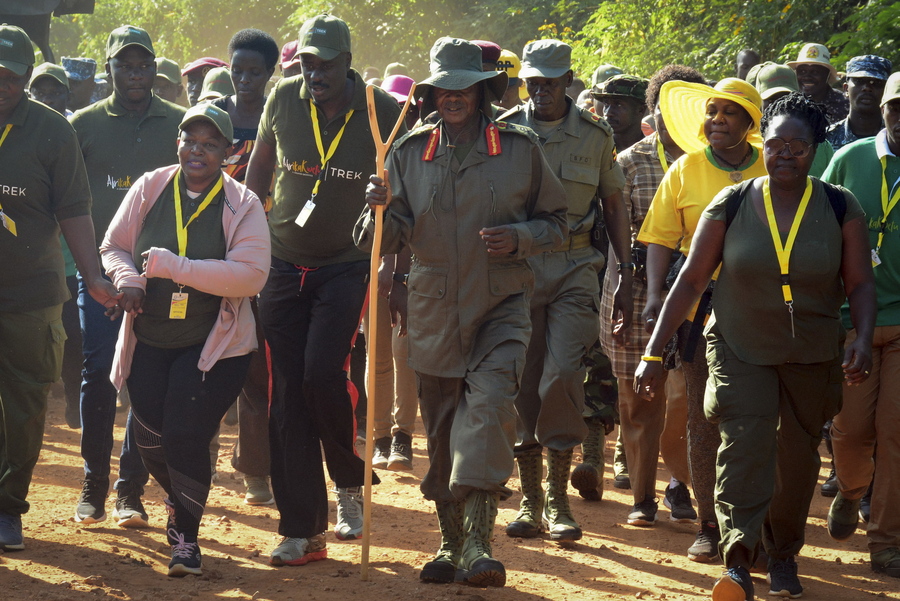 Ο πρόεδρος της Ουγκάντα περπατάει… για να θυμηθεί τα παλιά