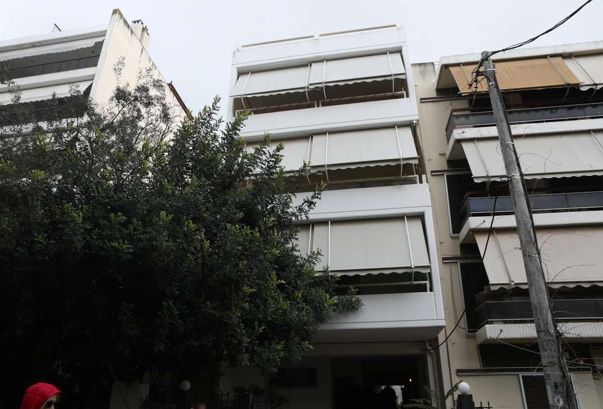 Σοκ στην Πεύκη: 32χρονη μάνα πέταξε το παιδί της από τον τρίτο και βούτηξε στο κενό