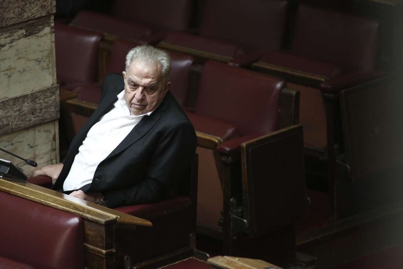 Εκαψαν στα Εξάρχεια το αυτοκίνητο του Αλέκου Φλαμπουράρη