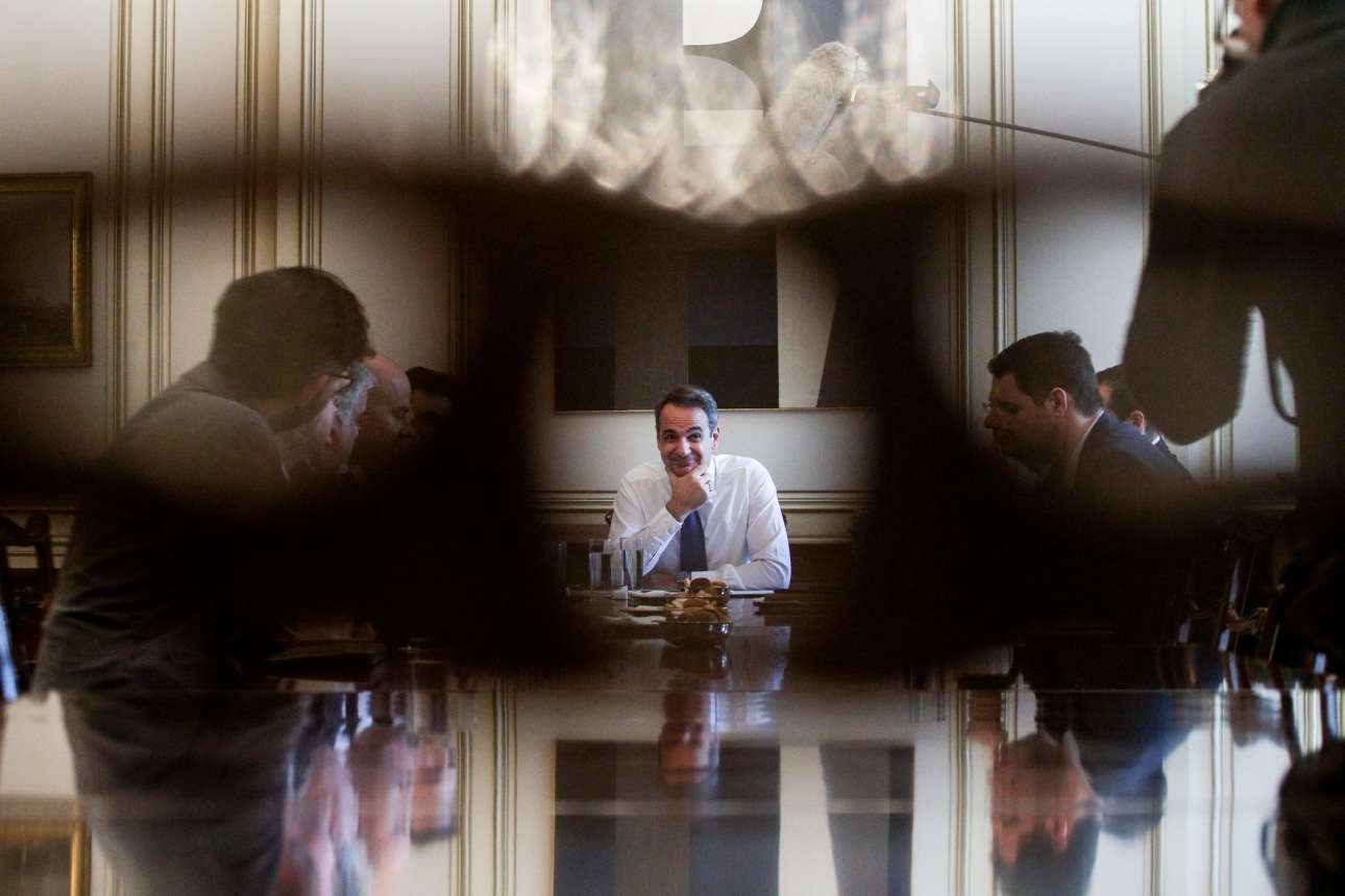 Μια συνηθισμένη μέρα: ο Κυριάκος ψηφίζει Πρόεδρο και πάει Νταβός