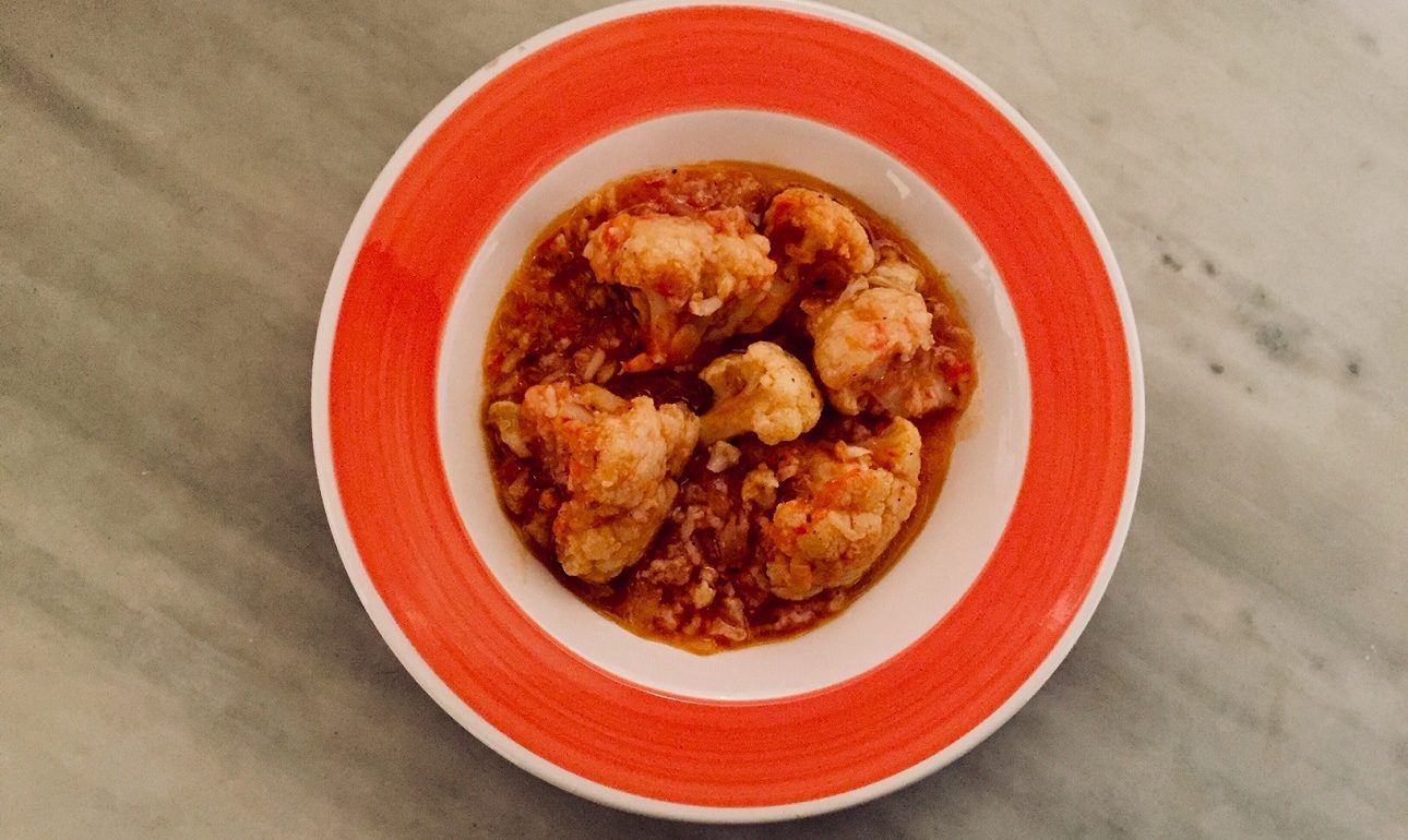 Κοκκινιστό κουνουπίδι με ρύζι