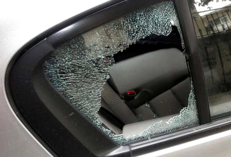Разбиты окна машин. Окно машины. Разбили стекло в машине. Разбитое окно машины. Разбить стекло.