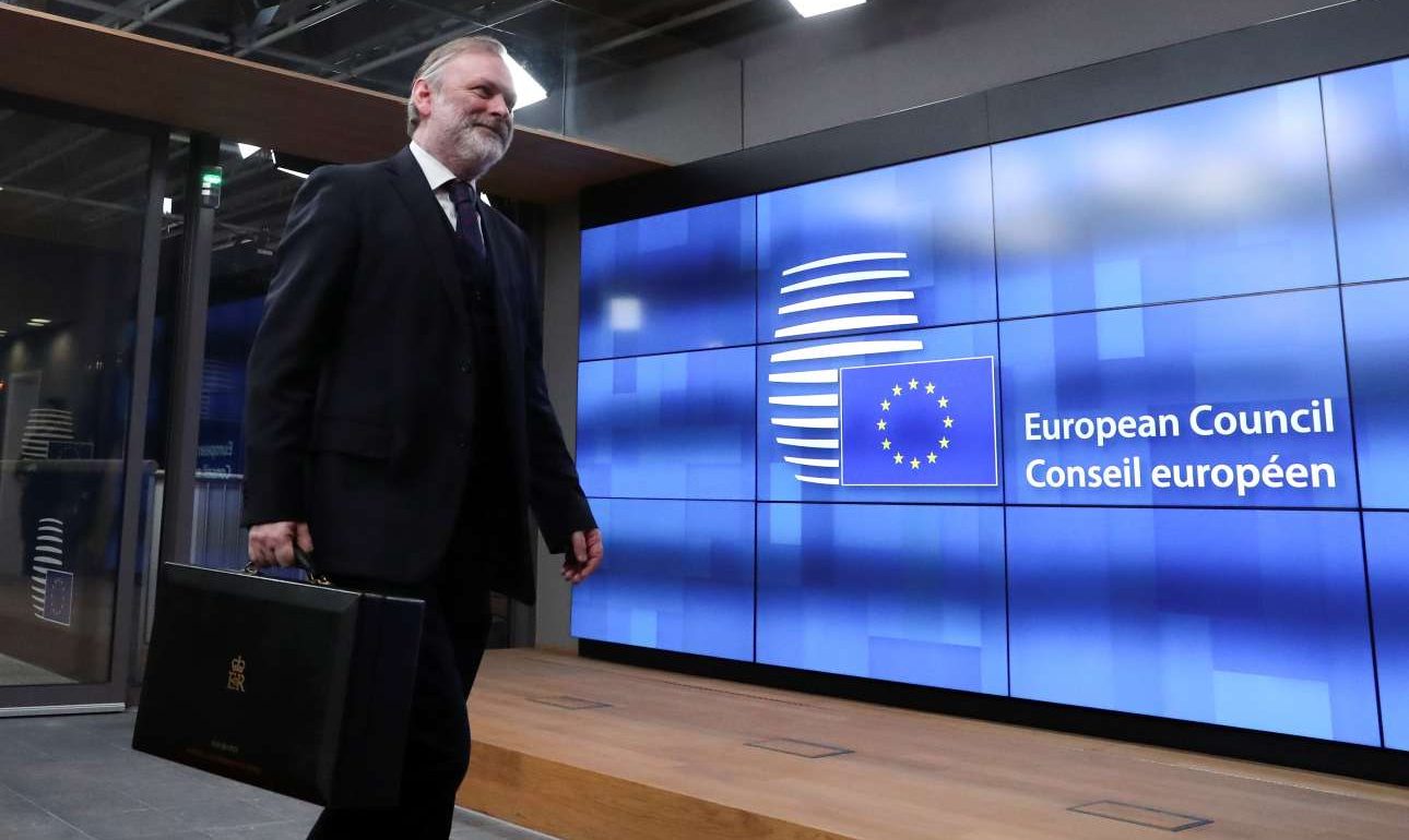 «Ευχαριστούμε και στα τσακίδια»! Το «κατά λάθος» κατευόδιο της ΕΕ στη Βρετανία