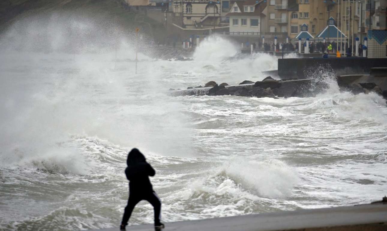 Σαρώνει Βρετανία και βόρεια Ευρώπη η «Κιάρα»