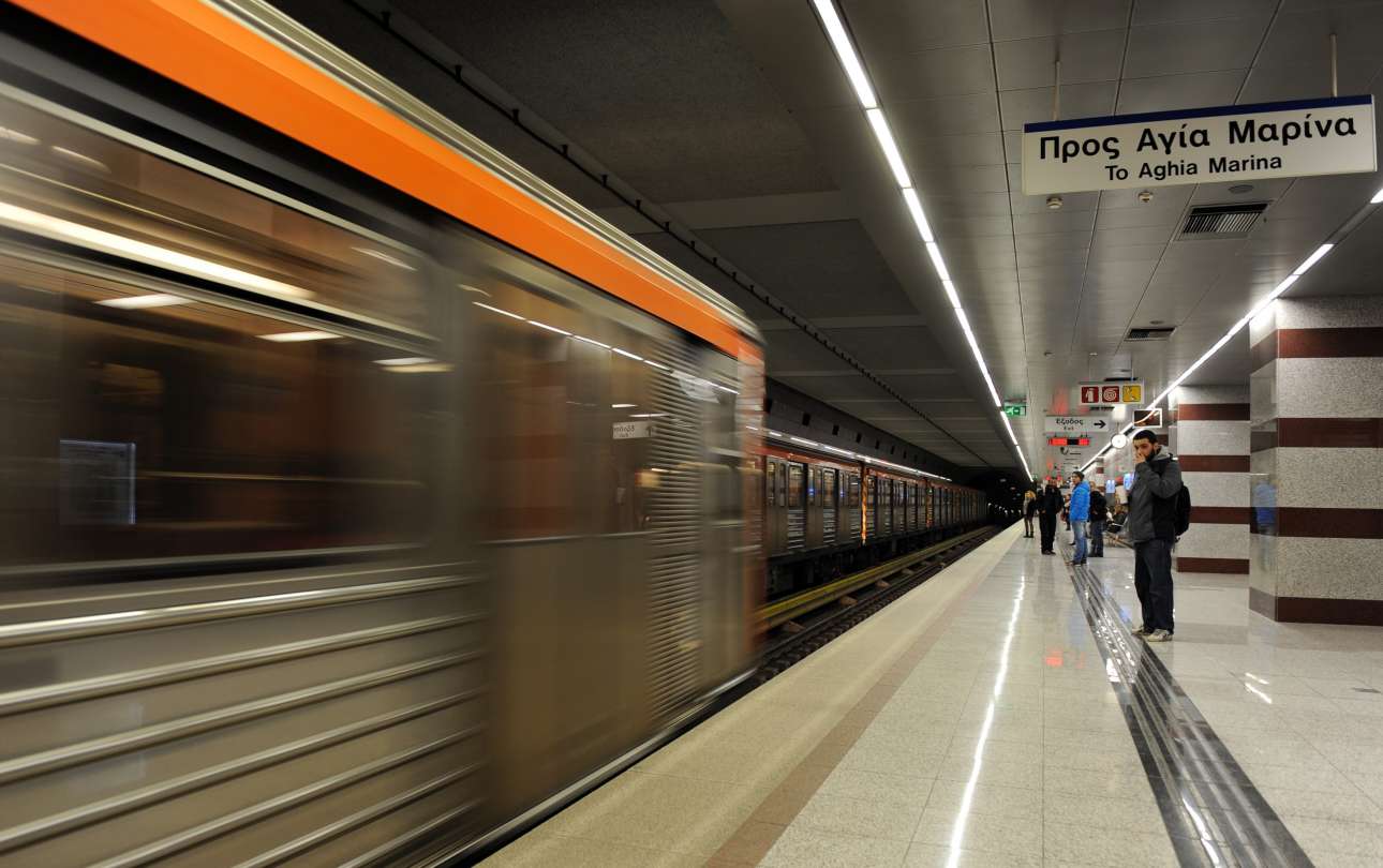 Κορονοϊός: Καθημερινή φασίνα σε συρμούς και λεωφορεία της Αθήνας