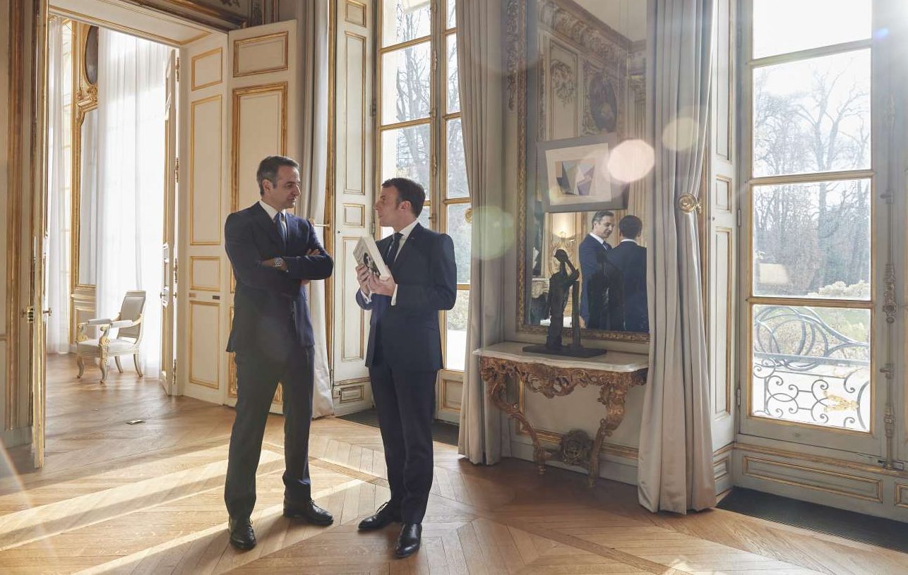 Το παρασκήνιο μεταξύ Μητσοτάκη και Μακρόν: Τι θα κάνει το «Σαρλ ντε Γκολ» στο Αιγαίο