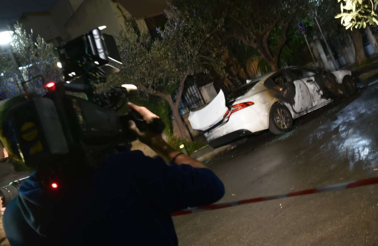 Βίντεο: H στιγμή που το ΙΧ εκδότη τυλίγεται στις φλόγες στην Αγία Βαρβάρα