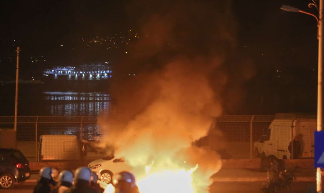 Σοβαρά επεισόδια σε Χίο και Μυτιλήνη για τα κλειστά κέντρα μεταναστών