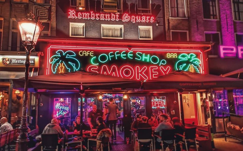 Αμστερνταμ: «Απειλούν» τους τουρίστες με απαγόρευση της κάνναβης