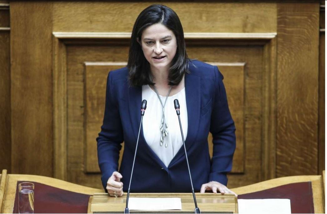 Η Κεραμέως αναβάλλει την αξιολόγηση των εκπαιδευτικών