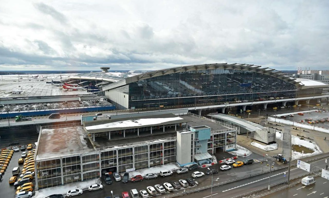 Θρίλερ στη Μόσχα: Αναγκαστική προσγείωση Boeing με ρωγμή στο πιλοτήριο