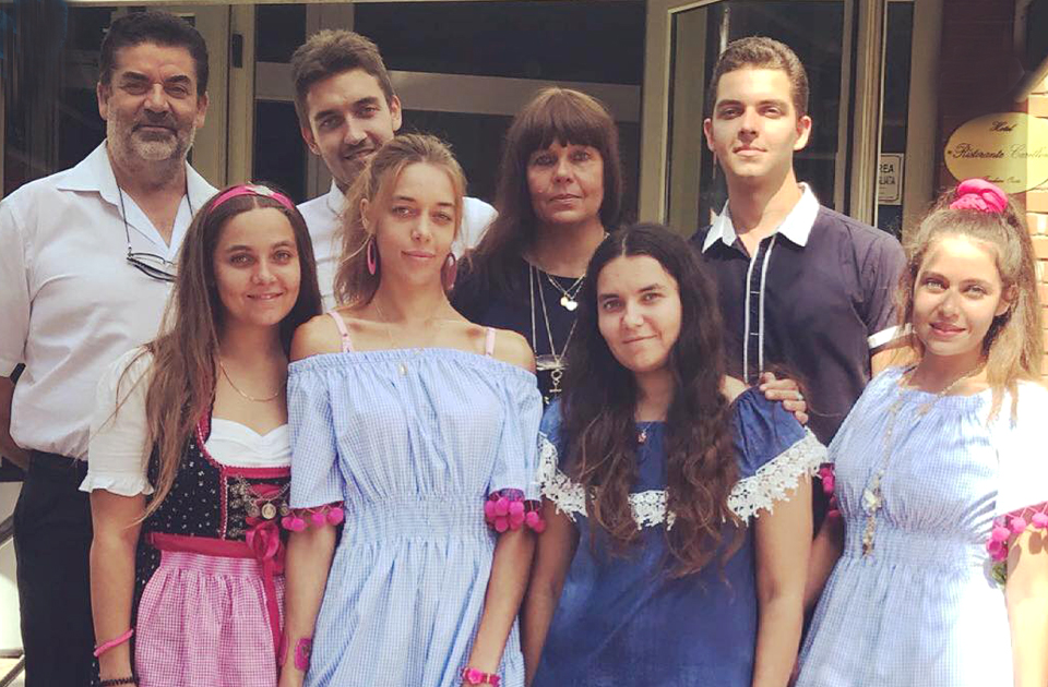 Μοναδικό: έξι αδέλφια και η μάνα τους παίρνουν ταυτόχρονα πτυχίο!