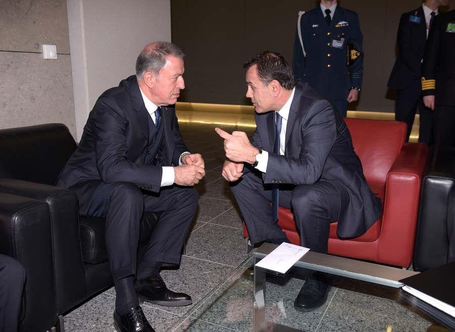 Βρυξέλλες: Σύντομο τετ-α-τετ Παναγιωτόπουλου και Ακάρ