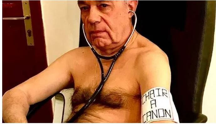 Γιατρός ποζάρει γυμνός και καταγγέλλει: Μας στέλνουν βορά στον κορονοϊό