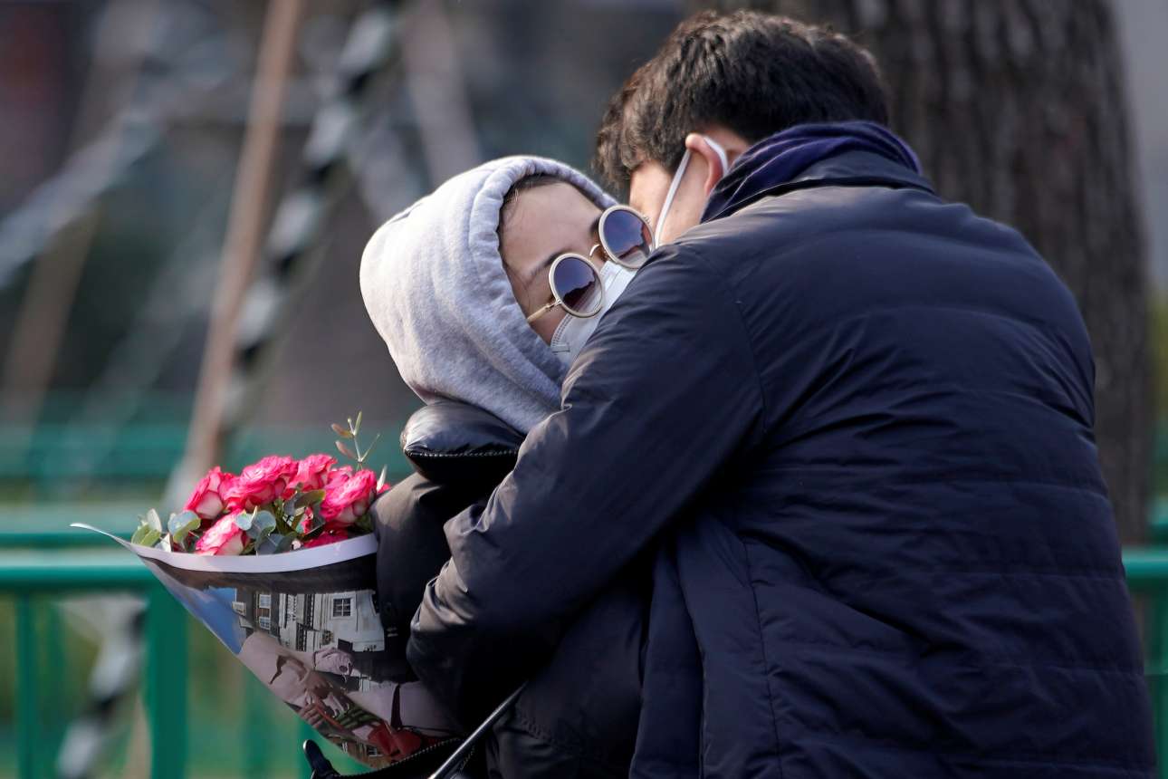 Μέσα μεταφοράς, φαγητό, σεξ: Πόσο εύκολα μεταδίδεται ο κορονοϊός