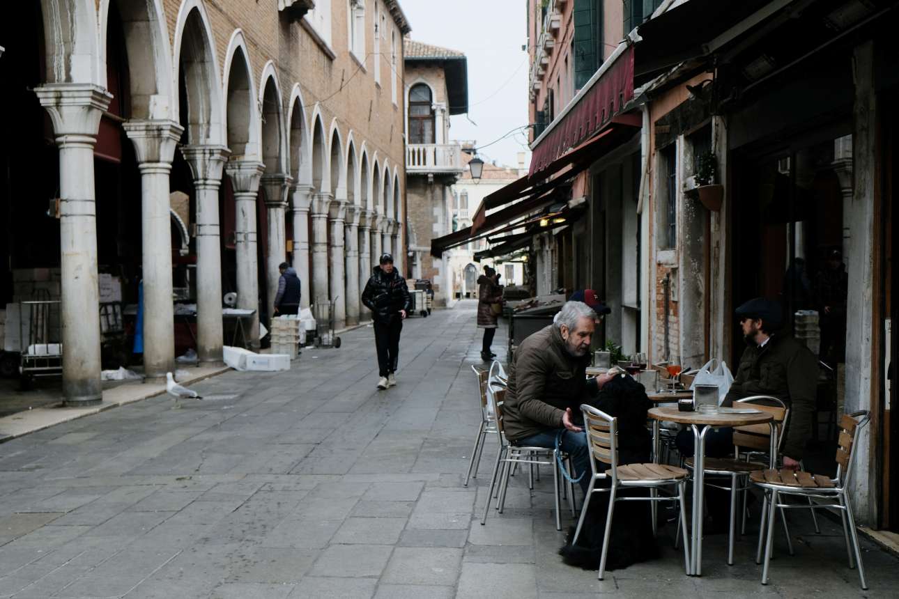 «Αλλη» Ιταλία: Κομμένος ο εσπρέσο στο μπαρ, το φιλί υπό διωγμόν