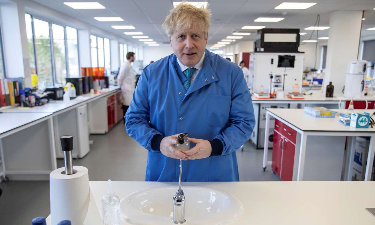 Κορονοϊός: Οι Βρετανοί ανησυχούν και η Ευρώπη αναρωτιέται για τα μη μέτρα του Μπόρις Τζόνσον