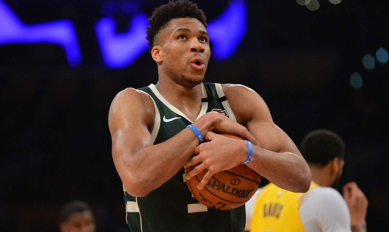 Αντετοκούνμπο: Δωρίζει 100.000 δολάρια στους εργαζομένους του γηπέδου των Μπακς