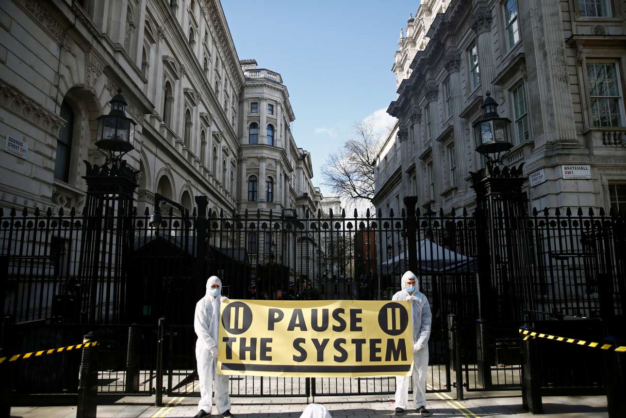 Γιατί Ελλάδα και Βρετανία παίρνουν τόσο διαφορετικά μέτρα για τον κορονοϊό