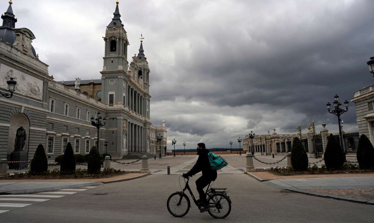 Ισπανία: Απόλυτη ερημιά και στρατιώτες στους δρόμους
