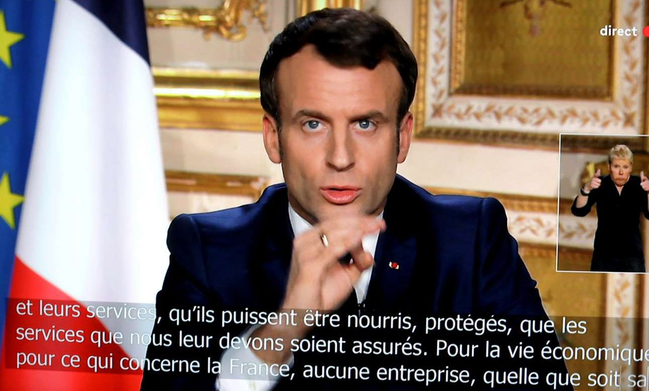 Μακρόν: «Βρισκόμαστε σε πόλεμο – απαγορεύονται οι μετακινήσεις»