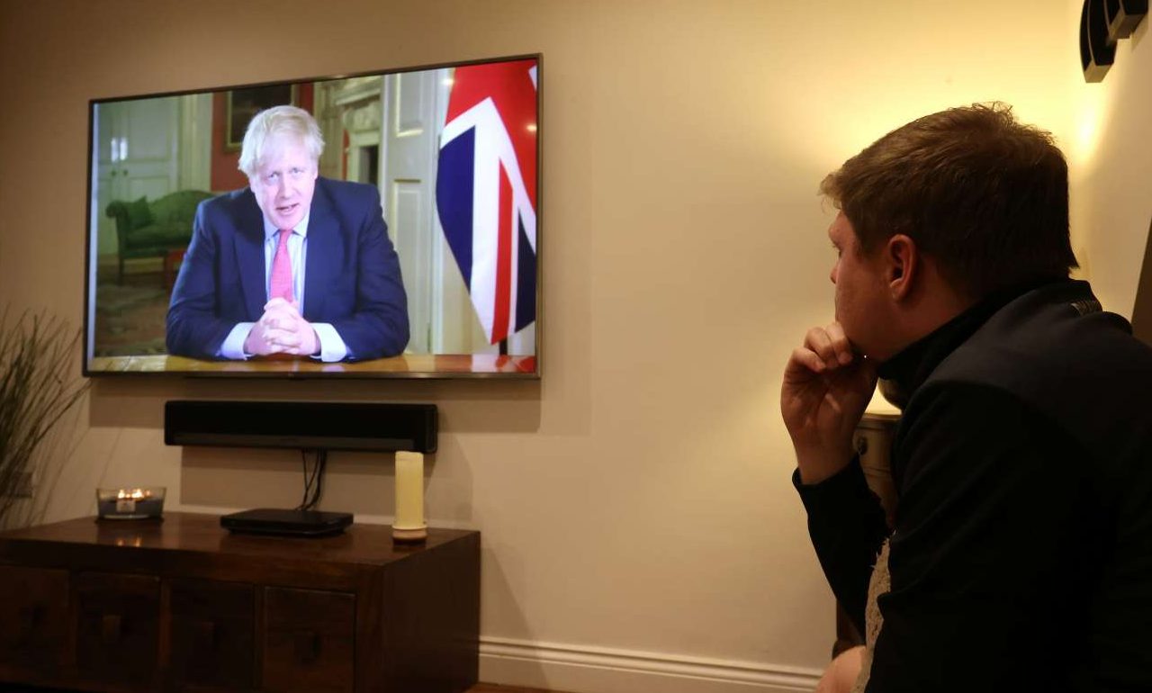 Ο Μπόρις Τζόνσον ξέχασε την «ανοσία της αγέλης» και ανακοίνωσε γενικό lockdown
