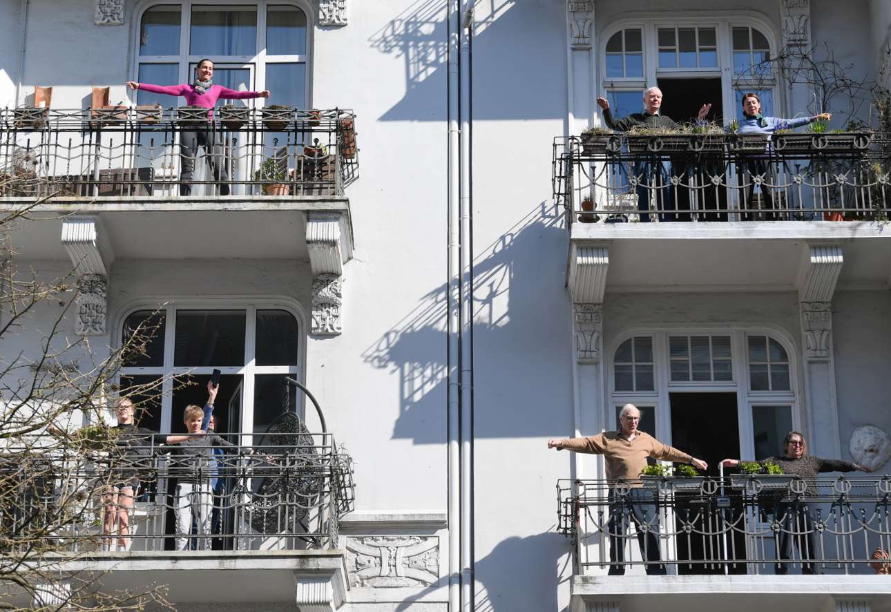 Выставил на балкон. Человек на балконе. Люди на балконах Италия. Чел на балконе. Два человека на балконе.