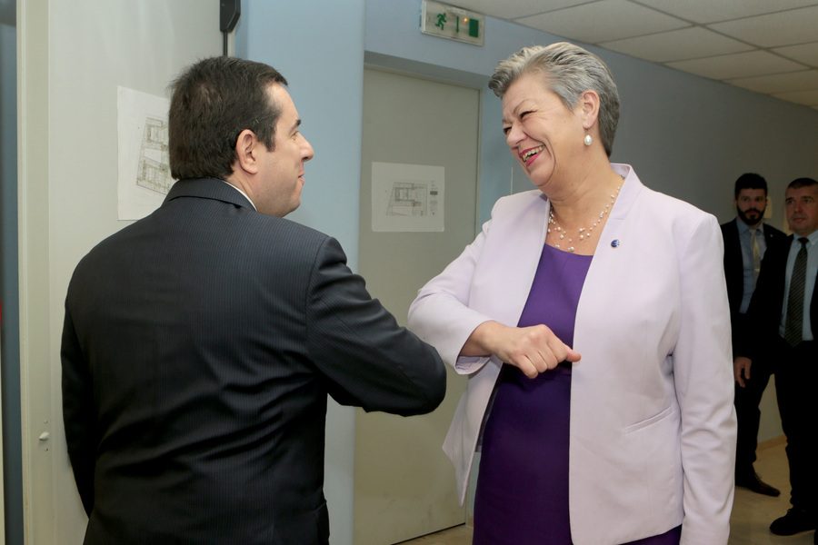 Επίτροπος Γιόχανσον: Μετά το Πάσχα η πρόταση της Κομισιόν για το άσυλο