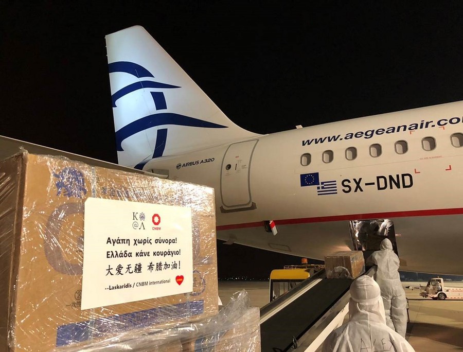 Στην Αθήνα με ειδική πτήση της Aegean 1,7 εκατ. μάσκες από την Κίνα