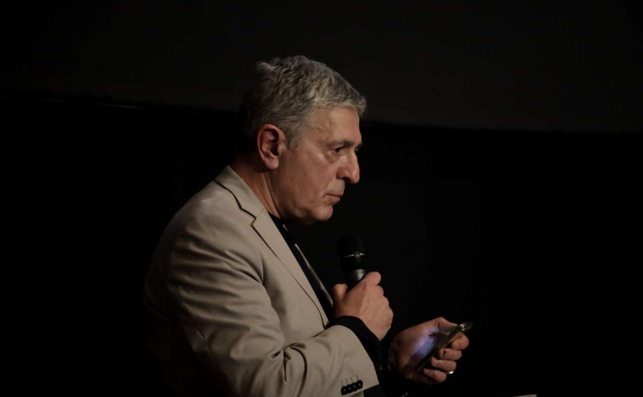 «Je suis Stelios»: Ο Κούλογλου απαντά με… Charlie Hebdo στη ΝΔ για το «θα σας γ….»!