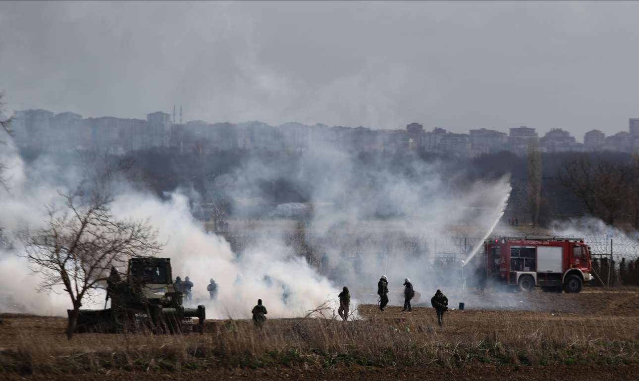 Νέος κύκλος έντασης στις Καστανιές – Συνεχείς απόπειρες παραβίασης του φράχτη