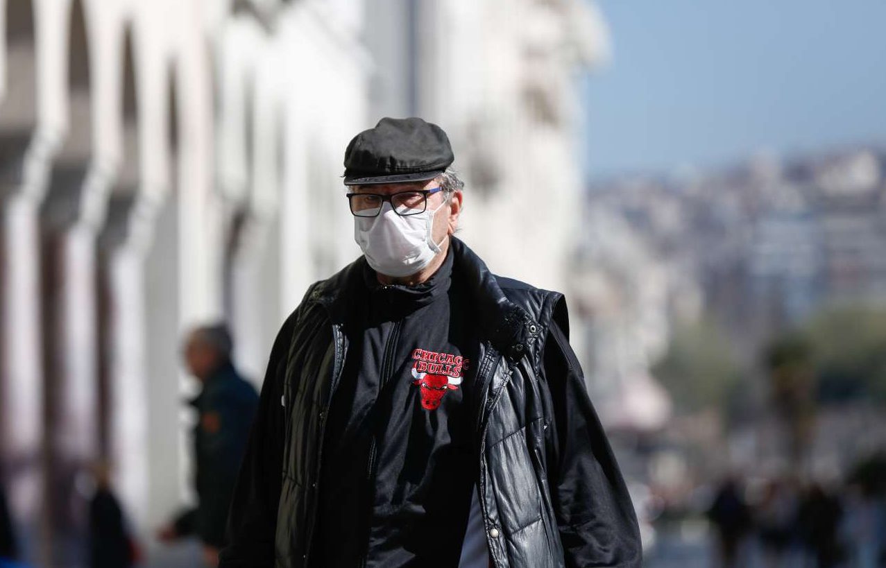 Τρεις στους δέκα Ελληνες πιστεύουν ότι ο κορονοϊός δραπέτευσε από εργαστήριο