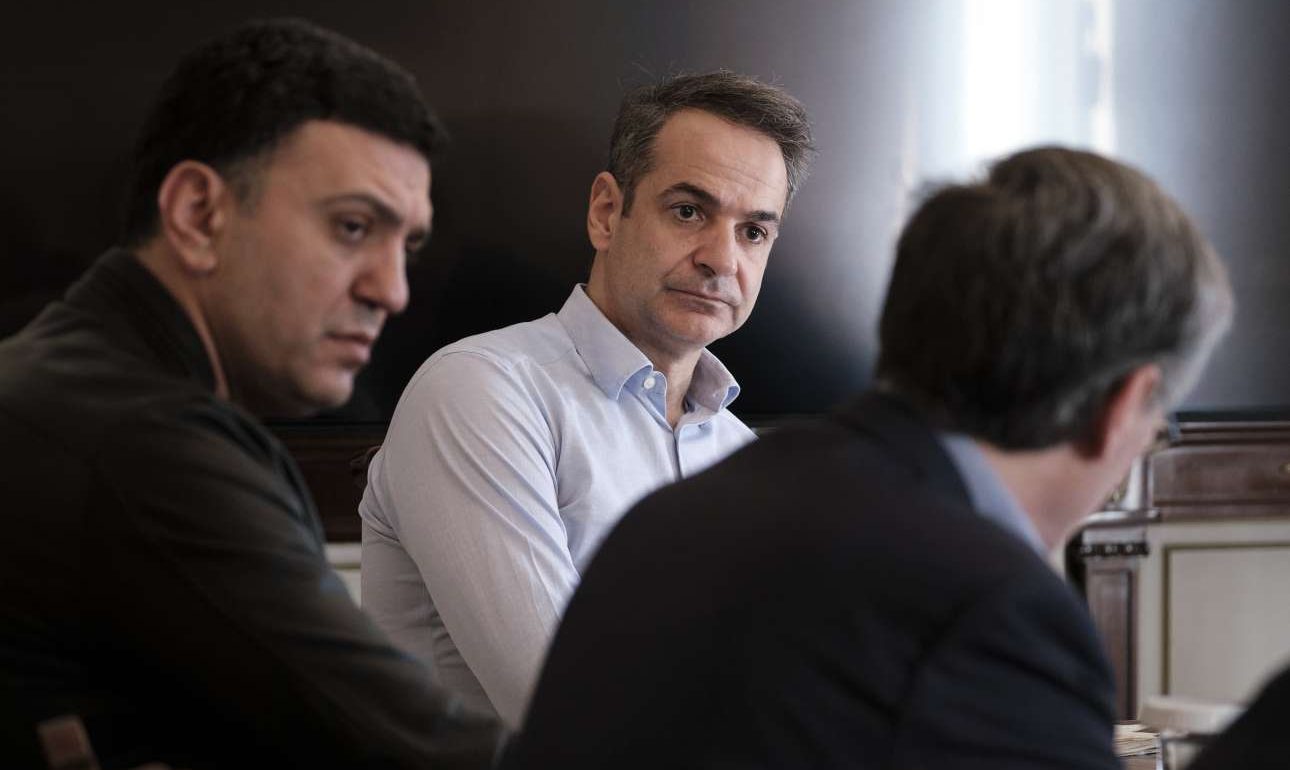 Αποφάσεις στο Μαξίμου: Κλείνουν τα σύνορα – Επικοινωνία Μητσοτάκη και Ιερώνυμου