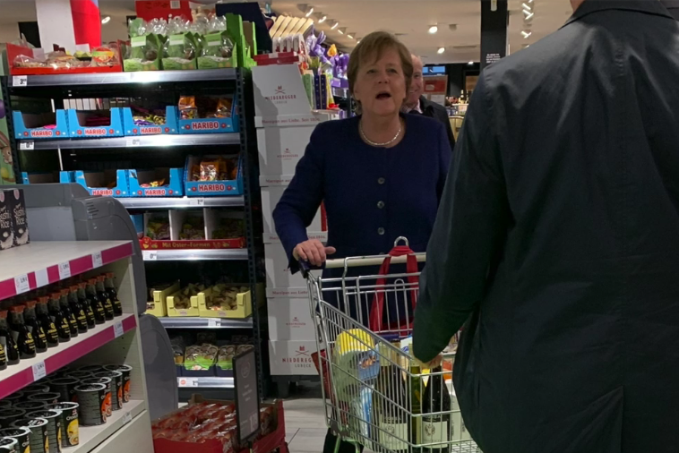 Η Μέρκελ στο σούπερ μάρκετ για ψώνια: δύο χαρτιά υγείας, τέσσερα μπουκάλια κρασί