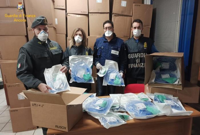 Κατασχέθηκαν στην Ανκόνα 1.800 μέρη αναπνευστήρων με προορισμό την Ελλάδα