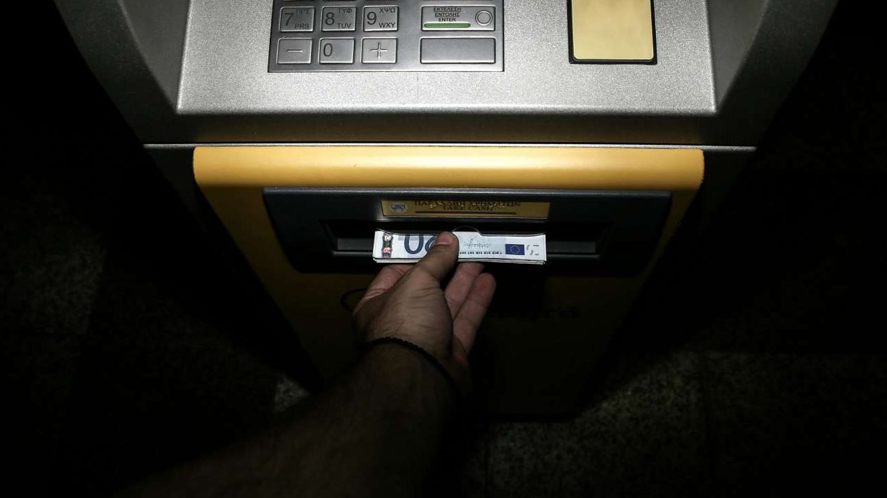 Νέα μέτρα στις τράπεζες: Τι ισχύει για αναλήψεις – καταθέσεις