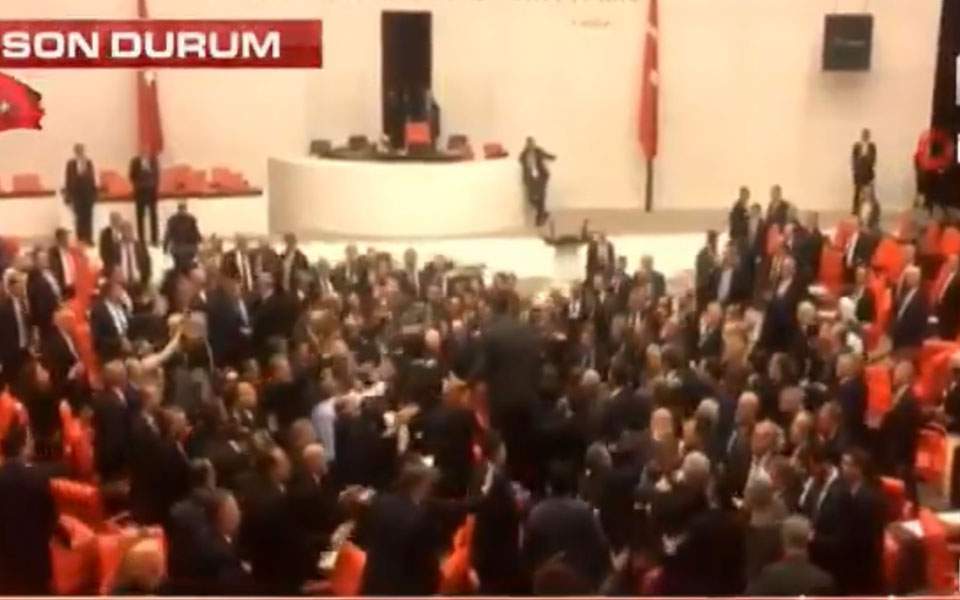 Τουρκική Βουλή: Πιάστηκαν στα χέρια για χάρη του Ερντογάν