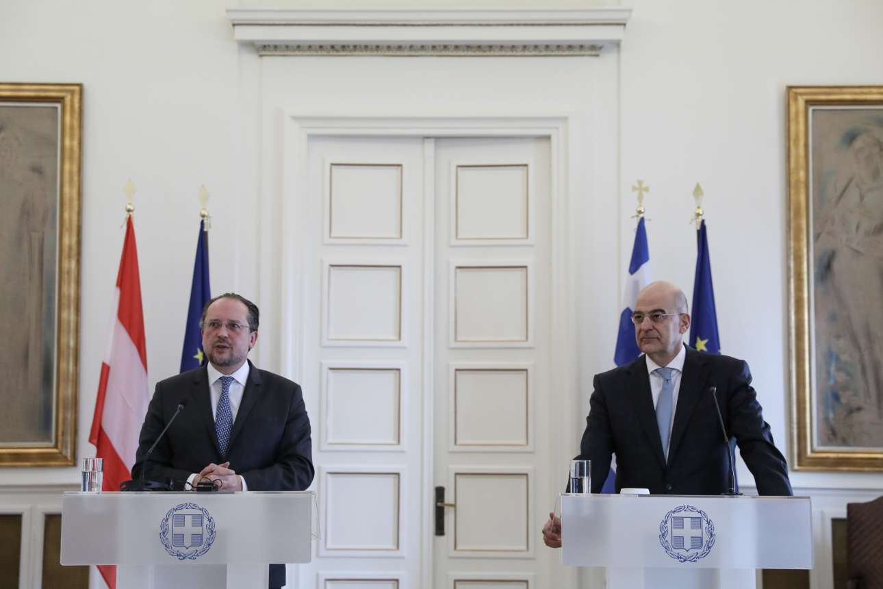 Δένδιας: Η εργαλειοποίηση των προσφύγων έχει συγκεκριμένο σκηνοθέτη