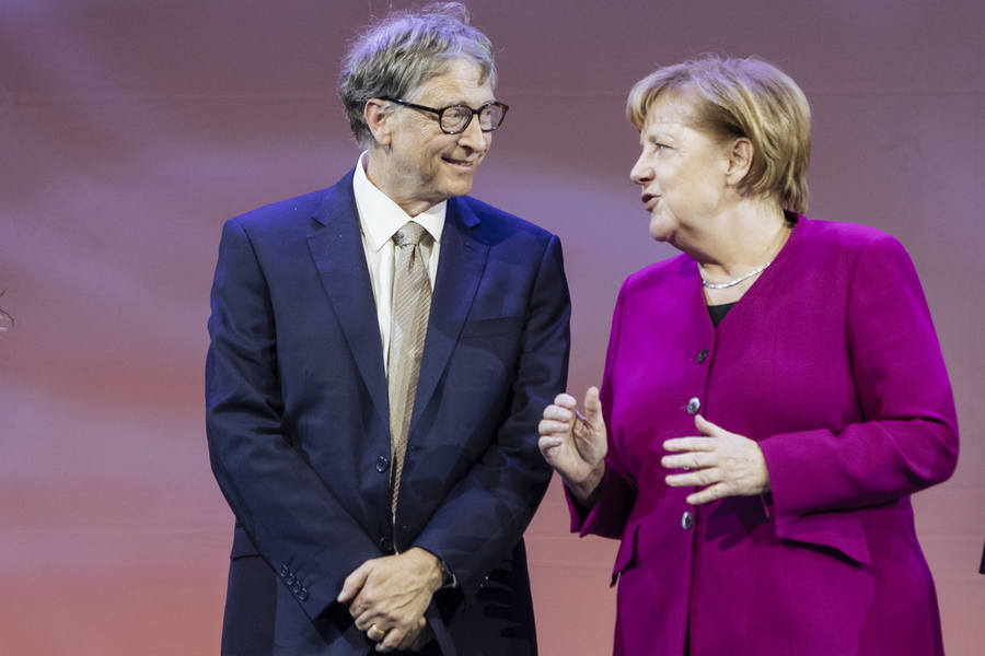 Υμνοι του Μπιλ Γκέιτς για τη Μέρκελ: «Ηγέτης με ξεκάθαρη φωνή»