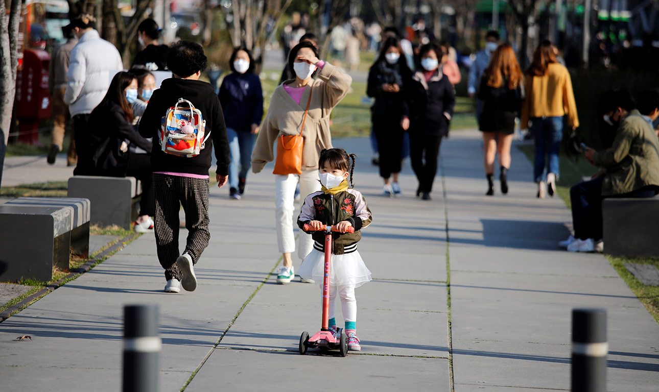 Πώς πολεμάει (και τιθασεύει) τον κορονοϊό η Κορέα