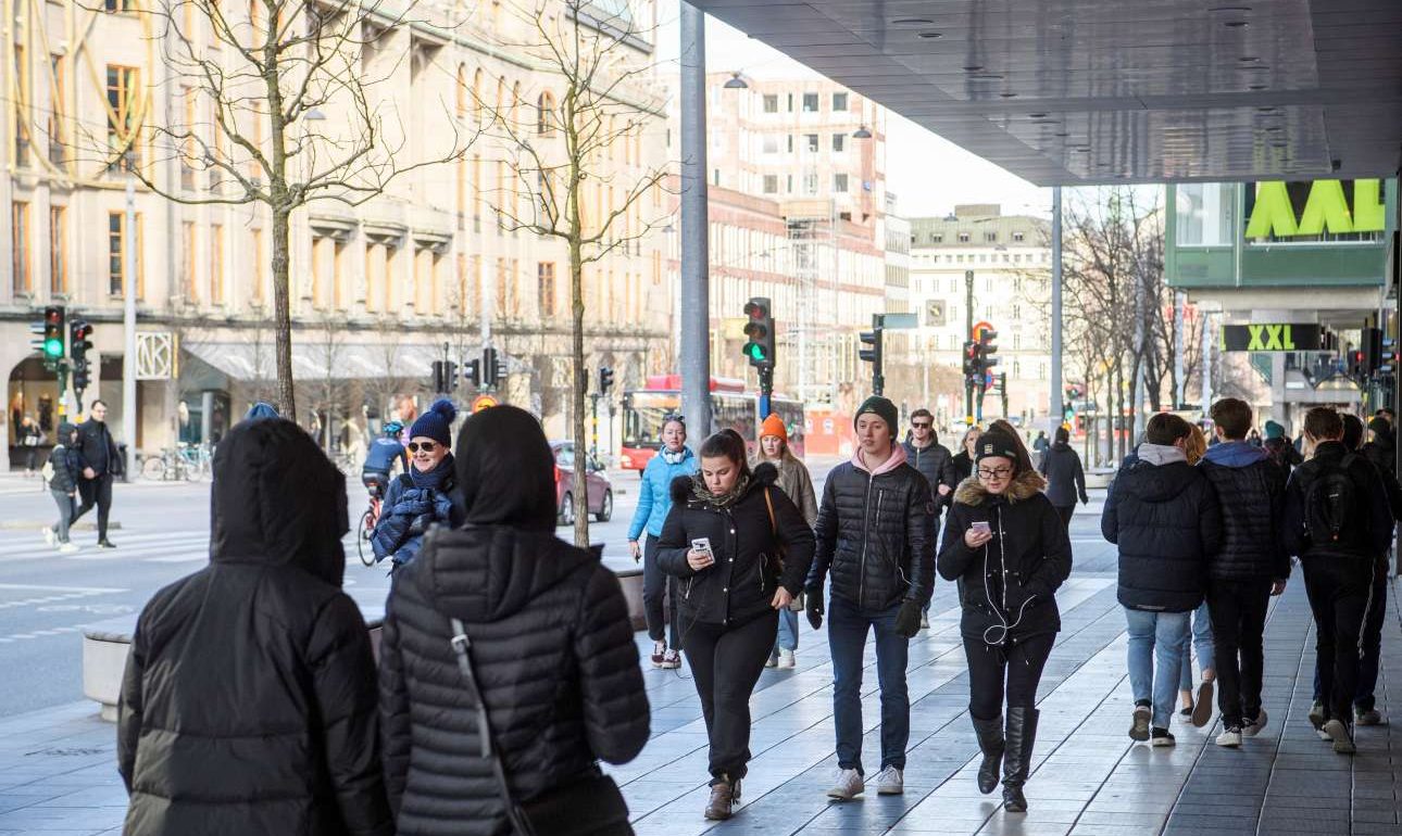 Σουηδία: Τα βρήκε σκούρα με τον κορονοϊό και αλλάζει στρατηγική